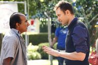 Community – Während Jeff (Joel McHale, r.) sich ganz im Motto seines neuen Kursleiters übt und den Tag in vollen Zügen genießt, will Abeds Vater (Igbal Theba, l.), dass er das Familienrestaurant übernehmen soll ...