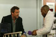 Dr. House – Kämpfen ums Überleben einer jungen Patientin: Dr. Eric Foreman (Omar Epps, r.) und Dr. Gregory House (Hugh Laurie, l.)