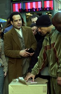 Monk – (v.li.): Tony Shalhoub (Adrian Monk), K.C. Ramsey (Straßenspieler).