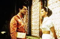 Das indische Grabmal – In seiner Enttäuschung zeigt der Maharadscha (Walther Reyer) seiner Braut Seetha (Debra Paget) das Grabmal, das er eigens für sie in Auftrag gegeben hat.