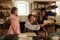 Aschenputtel – Clothilde (Johanna Paliege) ist zum Ball bei Hof geladen. Mutter (Simone Thomalla) und Stiefvater (Gabriel Barylli) sind stolz.