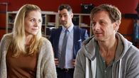 Der Lehrer – Gerade als Karin (Jessica Ginkel) und Stefan (Hendrk Duryn, r.) feststellen, doch ein gutes Team zu sein, kommt überraschend Michael (Gabriel Merz, M.) zurück.
