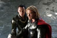 Thor – Während Thor (Chris Hemsworth, r.) von seiner Kampfeslust getrieben wird, gelingt es Loki (Tom Hiddleston, l.), seinen Intellekt und seine Hinterhältigkeit geschickt einzusetzen ...