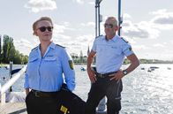 WaPo Bodensee – Nele Fehrenbach (Floriane Daniel, l.) und Paul Schott (Tim Wilde, r.) bei Ermittlungen.