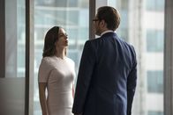 Bull – Die Hilfe der attraktiven Anwältin J.P. Nunnelly (Eliza Dushku,l.) bei der Verteidigung von Benny vor Gericht ist natürlich nicht ganz umsonst: Bull (Michael Weatherly, r.) soll sie dafür bei drei ihrer Fälle beraten ...