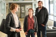 Tatort – Für Franziska Tobler (Eva Löbau) und Friedemann Berg (Hans-Jochen Wagner) geht es im Fall Klingler um einen ungeklärten Sturz, in dessen Folge Gesina Rathmanns (Jenny Schily, links) Mutter im Krankenhaus stirbt.