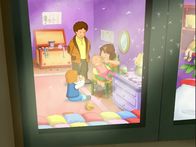Lauras Stern – Der Stern sieht, wie geschickt Laura das Baby füttert.