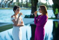 Beach Bum – Heather (Stefania LaVie Owen, l.); Minnie (Isla Fisher, r.)