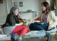 Fast verheiratet – Frauengespräche: Die Langzeit-Verlobte mit ihrer Schwester : Emily Blunt als Violet, Alison Brie als Suzie