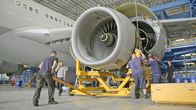 Große Inspektion – Um das Triebwerk auseinandernehmen und untersuchen zu können, wird die Turbine auf einen Hubwagen geladen. Etwa 70 Arbeiter hantieren gleichzeitig am A330-300.