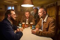 Rehragout-Rendezvous – v.li.: Flötzinger (Daniel Christensen), Franz Eberhofer (Sebastian Bezzel), Wirt Wolfinger (Max Schmidt), Metzger Simmerl (Stephan Zinner).