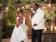 The Neighborhood – Tina Butler (Tichina Arnold, l.); Calvin Butler (Cedric the Entertainer, r.)
