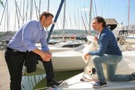 Die Rosenheim-Cops – Kommissar Hansen (Igor Jeftic, l.) nimmt Segelbootbesitzer Manfred Seiler (Jörg Pintsch, r.) unter die Lupe.