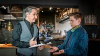 Die Pfefferkörner – Giovanni (Rafi Guessous) versichert gegenüber Moritz (Jan Friedrichsen), nichts mit der dubiosen Öllieferung zu tun zu haben.
