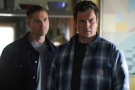 The Rookie – Tim Bradford (Eric Winter, l.) und John Nolan (Nathan Fillion, r.) sollen auf einen Kronzeugen aufpassen.