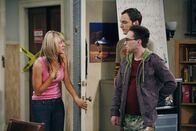 The Big Bang Theory – Die beiden hochbegabten Physiker Leonard (Johnny Galecki, l.) und Sheldon (Jim Parsons, M.) teilen sich eine Wohnung und die Liebe zur Quantenphysik. Doch als in der Wohnung gegenüber die attraktive Penny (Kaley Cuoco, l.) einzieht, ist Leonard sofort hin und weg ...