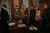 How I Met Your Mother – Jetzt wo Marshall (Jason Segel, 2.v.l.) und Lily (Alyson Hannigan, 3.v.l..) wieder zusammen sind, wollen sie auch gleich heiraten - allerdings nur im kleinen Kreise ihrer Freunde. Ted (Josh Radnor, 3.v. r.), Robin (Cobie Smulders, 2.v.r.) und Barney (Neil Patrick Harris, r.) lassen alles stehen und liegen und begleiten die beiden nach Atlantic City. Doch der Richter (Richard Gant, l.) macht ihnen einen Strich durch die Rechnung ...