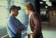 Nur 48 Stunden – Sie sind keine Partner, sie sind keine Brüder, sie sind keine Freunde. Im Gegenteil, sie können sich nicht leiden: Der Cop Jack Cates (Nick Nolte) holt Reggie Hammond (Eddie Murphy,l.) für 48 Stunden aus dem Gefängnis. Der Knastbruder soll ihm helfen, den berüchtigten, derzeit flüchtigen Verbrecher Ganz und seine Bande zu schnappen.