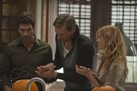 American Horror Story – Patrick (Teddy Sears, M.) hilft Ben (Dylan McDermott, l.) und Vivien (Connie Britton, r.) beim Schnitzen der Kürbisse, als sich Ben plötzlich in den Finger schneidet.
