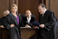 Danni Lowinski – Danni (Annette Frier, l.) wäre nicht Danni, wenn sie keinen Trumph im Ärmel hätte. Richter Biskup (Bernardus Manders, M.) und Anwalt Dibbel (Timo Dierkes, r.) sind verblüfft.
