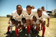 Karen in Action – Rugby ist in Südafrika so populär wie bei uns Fußball und mit American Football zu vergleichen, nur ohne Helm und ohne Ganzkörperpanzerung. Karen besucht die Rugby-Mannschaft Wellington Roses.