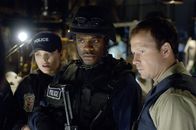 SAW II – Die Mitglieder des SWAT-Teams, Kerry (Dina Meyer, l.), Rigg (Lyriq Bent,m.) und Erik (Donnie Wahlberg, r.), müssen erfahren, wie grausam Menschen zu ihresgleichen sein können ...