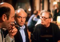 Tatort – NDR Fernsehen TATORT, "Tod auf Eis" Uhr. Abendstimmung in der Bar des Parkhotels - aber noch können sich die Kommissare Stoever (Manfred Krug) und Brockmöller (Charles Brauer) nicht wie die anderen Gäste der wohlverdienten Entspannung hingeben. Trotz stundenlanger Ermittlungen sind sie noch keinen Schritt weiter gekommen. Sie hoffen, dass die Aussagen des zur Tatzeit wach habenden Nachtportiers (Kurt Klopsch) etwas Licht in das Dunkel bringen.