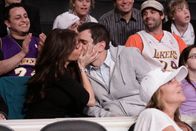 Modern Family – Als Gloria (Sofia Vergara) und Phil (Ty Burrell) in der Halbzeitpause des Basketballspiels in den Fokus der "Kiss-Cam" geraten, wird nicht lange gefackelt...