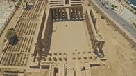 Legendäre Pharaonen – Der Festhof im Tempel von Luxor dient als Versammlungsort, an dem die Verbindung zwischen König und Gott öffentlich sichtbar wird.