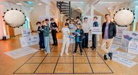 PUR+ – Moderator Eric Mayer will's wissen und macht ein Sozialexperiment an einer Frankfurter Schule. Schülerinnen und Schülern der 5. bis 10. Klasse diskutieren über verschiedene Themen und finden heraus, wie schwierig Mitbestimmung sein kann. Beim Gestalten eines Schulhofs müssen sie viele Bedürfnisse berücksichtigen und gemeinsam Kompromisse finden.