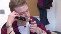 Jung im Knast – Johnny ist im Knast 18 geworden. Er telefoniert fast täglich mit seiner Mutter. Aber nicht zum Nulltarif – die Einheiten werden mit dem Arbeitslohn verrechnet.