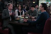 How I Met Your Mother – Während Ted (Josh Radnor, 2.v.r.) sich als Sitter für das Baby von Marshall (Jason Segel, r.) und Lily zur Verfügung stellt, versucht Robin (Cobie Smulders, 2.v.l.) alles, um Barney (Neil Patrick Harris, l.) zurückzugewinnen ...