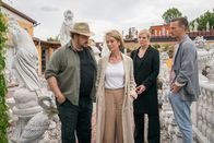 SOKO Leipzig – Uwe Petric (Andreas Anke, l.) macht sich Sorgen um Vicky Berkel (Judith Engel, 2.v.l.). Sie glaubt, dass ihr verschwundener Sohn ermordet wurde. Ina (Melanie Marschke, 2.v.r.) und Moritz (Johannes Hendrik Langer, r.) beobachten die beiden