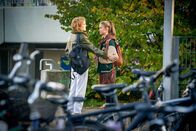 Marie Brand – Die Freundinnen Isabell Lauterbach (Anna-Lena Schwing, r.) und Ella Wittmer (Charlotte Krause, l.) vertragen sich nach einem Streit miteinander.