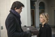 Ringer – Im Auftrag von Siobhan überbringt Henry (Kristoffer Polaha, l.) Bridget (Sarah Michelle Gellar, r.) eine mysteriöse Box ...