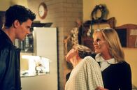 Buffy - Im Bann der Dämonen – Buffys Mutter Joyce (Kristine Sutherland, M.) wurde von einem Vampir gebissen. Angel (David Boreanaz, l.) will von Darla (Julie Benz) wissen, ob sie Buffys Mutter überfallen hat.