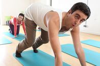 Pastewka – Annette Frier (Annette Frier, l.) überredet Anne und Bastian (Bastian Pastewka, r.) zu regelmäßigem Pilates-Unterricht, was Sportmuffel Bastian überhaupt nicht gefällt ...