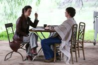 American Horror Story – Kit (Evan Peters, r.) erzählt Lana (Sarah Paulson, l.) die wahre Geschichte über den Verbleib von Schwester Jude Martin ...