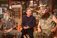 Last Man Standing – Mike (Tim Allen, M.) hat Brody (Willie Robertson, r.) und Uncle Ray (Si Robertson, l.) zu Besuch, mit denen er auch über lebensverändernde Themen sprechen kann ...