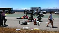 Über den Wolken – Nach dem Unfall von Asiana-Airlines-Flug 214 werden die Verletzten versorgt. Von den 307 Menschen an Bord werden 49 Menschen schwer verletzt, drei Mädchen kommen ums Leben.