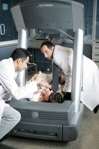 Dr. House – Der Patientin Spencer (Angela Gots, lieg.) geht es immer schlechter. Dr. Kutner (Kal Penn, l.) und Dr. Taub (Peter Jacobson) stehen vor einem Rätsel.