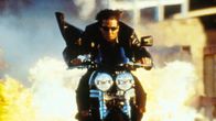 Mission: Impossible II – Agent Ethan Hunt (Tom Cruise) wird aus dem Urlaub zu einem neuen Einsatz gerufen.