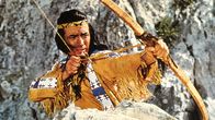 Winnetou und sein Freund Old Firehand – Winnetou (Pierre Brice), der Häuptling der Apachen, kämpft gegen eine Bande von Verbrechern.