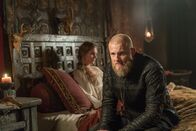 Vikings – Gunnhild (Ragga Ragnars, l.); Björn (Alexander Ludwig, r.)