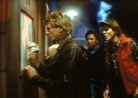 MacGyver – MacGyver (Richard Dean Anderson, l.) versucht, die Scheibe einer verschlossenen Türe einzudrücken.