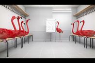 Athleticus – Der Handballtrainer erklärt seinem Flamingo-Team am Flipchart eine unschlagbare Taktik für das nächste Turnier.