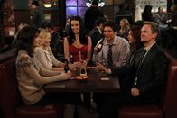 How I Met Your Mother – Verbringen einen netten Abend miteinander: Zoey (Jennifer Morrison, 2.v.l.), Ted (Josh Radnor, 3.v.r.), Honey (Katy Perry, 3.v.l.), Barney (Neil Patrick Harris, r.), Lily (Alyson Hannigan, 2.v.r.) und Robin (Cobie Smulders, l.) ...