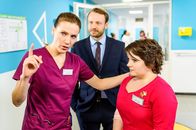 Bettys Diagnose – Betty (Bettina Lamprecht, l.), Jan Petersen (Matthias Ziesing, M.) und Talula Pfeifer (Carolin Walter, r.).