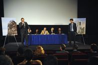 How I Met Your Mother – Ted (Josh Radnor, r.) und Marshall (Jason Segel, l.) müssen auf einer Sitzung vorsprechen, in der entschieden wird, wie es mit dem alten runtergekommenen Hotel Arcadian weitergeht ...