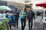 Castle – Kate Beckett (Stana Katic, M.) und Javier Esposito (Jon Huertas, r.) nehmen die Ermittlungen im Fall eines ermordeten Musikers auf ...